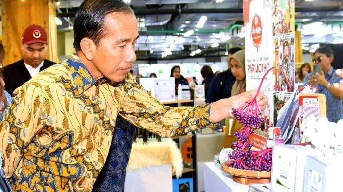 Presiden Joko Widodo & Shinta Kamdani selaku Ketua Umum DPN Apindo berbincang dengan UMKM Binaan YKB Nojorono; Yoru Wedang Kelor & Parijoto Alammu