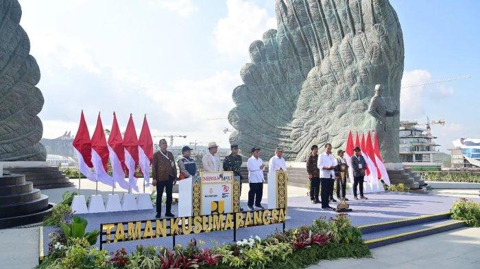 Presiden Joko Widodo atau Jokowi saat berada di Taman Kusuma Bangsa IKN Nusantara