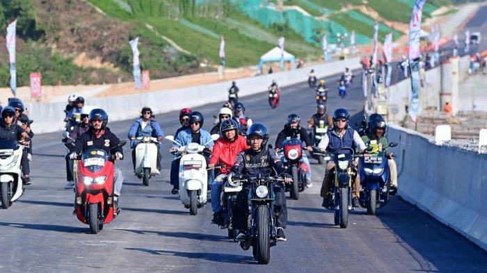 Presiden Jokowi menaiki sepeda motor memantau kondisi pembangunan dan mencoba jalan tol di Ibu Kota Nusantara (IKN), Provinsi Kalimantan Timur. Minggu, 28 Juli 2024. 