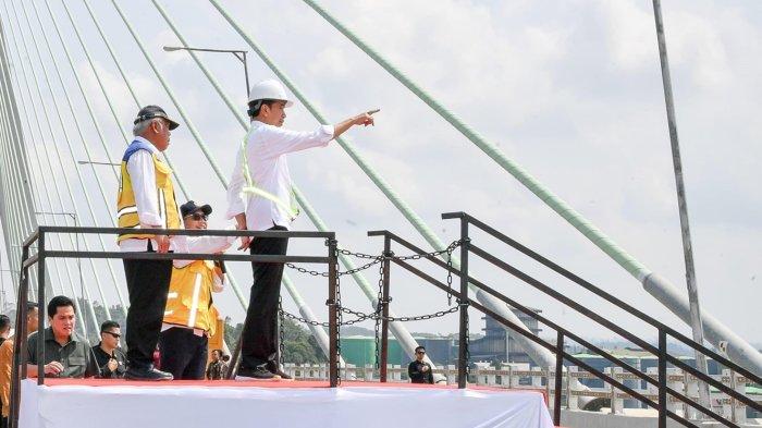 Presiden Jokowi saat meninjau Jembatan Pulau Balang di Kecamatan Maridan, Kabupaten Penajam Paser Utara, Kalimantan Timur, Rabu (2/11/2023). Jembatan ini akan menghubungkan Kota Balikpapan dengan Penajam Paser Utara.