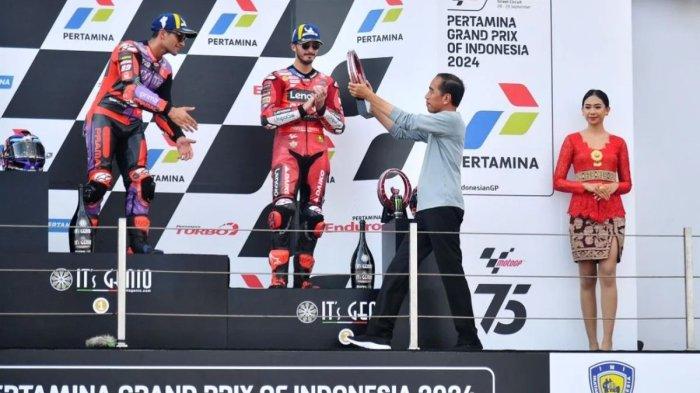 Presiden RI Joko Widodo menyerahkan trofi kepada Jorge Martin di MotoGP Indonesia 2024, Mandalika, NTB.