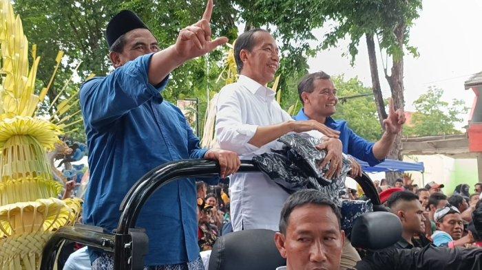 Presiden ke-7 Republik Indonesia,Joko Widodo, melanjutkan pawai bersama Calon Gubernur Ahmad Luthfi dan Calon Wakil Gubernur Taj Yasin Maimoen di Kabupaten Grobogan, Minggu (17/11/2024) siang.