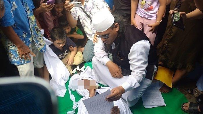 Pria bujang Rian Antoni (41) warga Palembang menjalani sumpah pocong lantaran dituduh melakukan pelecehan seksual terhadap anak tetangga yang baru berusia 5 tahun, Kamis (18/5/2023).