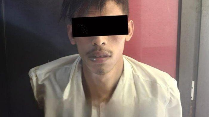 PRIA MUTILASI PACAR - Pria di Banten bernama Mulyana (23), tega membunuh dan memutilasi kekasihnya, SA (19), karena ogah bertanggung jawab atas kehamilan korban. Mulyana ternyata pernah masuk program orang pinggiran 8 tahun silam jualan opak. 