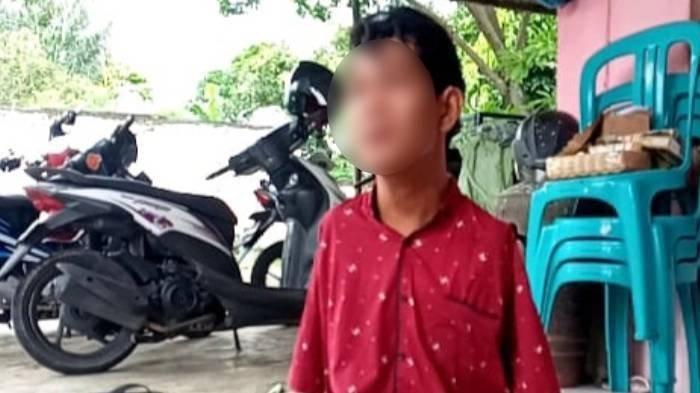Pria disabilitas I Wayan Agus Suartama (21) ditetapkan sebagai tersangka rudapaksa mahasiswi menjawab wawancara di rumahnya, Minggu (1/12/2024).