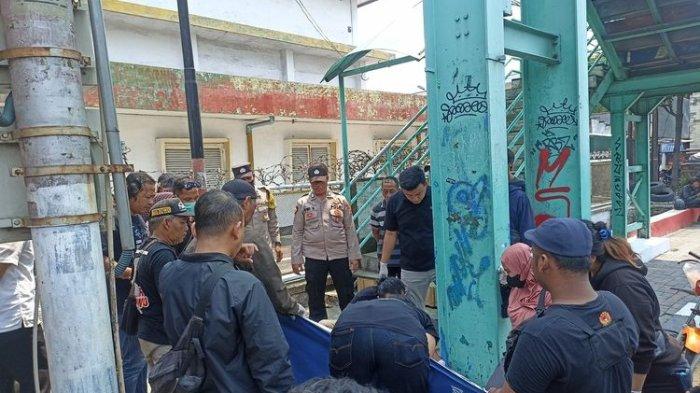 Pria Bawa Kitab Suci Jatuh Dari Jpo Di Semarang Tewas Di Lokasi Tribunjateng Pria Bawa Kitab Suci Jatuh Dari Jpo Di Semarang Tewas Di Lokasi Tribunjateng