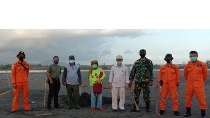 Prof Agus dan Prof Delianis (tengah) melakukan penelitian hiu paus yang terdampar di Pantai Congot Selatan Jogyakarta, didampingi tim dari BKSDA Yogyakarta, SAR dan Pos TNI-AL Yogyakarta