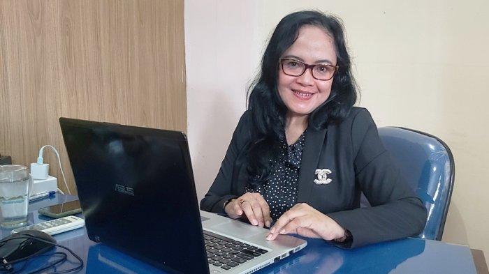 Prof Dr Rr MI Retno Susilorini ST MT saat ditemui di ruang kerjanya di Universitas Pancasakti (UPS) Tegal.