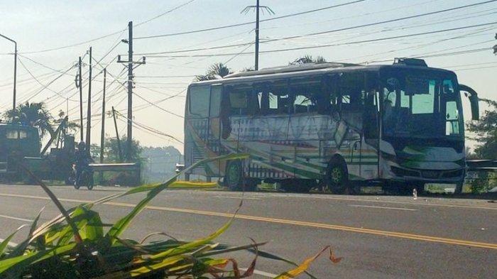 Proses evakuasi bus pariwisata dan satu truk sarat muatan di jalan Jogja - Wates, Padukuhan Milir, Kalurahan Kedungsari, Kapanewon Pengasih, Kabupaten Kulon Progo, Daerah Istimewa Yogyakarta. Kedua kendaraan terlibat kecelakaan, Sabtu (4/5/2024) sekitar pukul 02.20 WIB. Dua tewas, 10 luka sedang hingga berat. Semua korban adalah penumpang bus.
