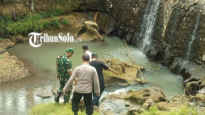 Proses evakuasi dua bocah yang tewas tenggelam di Sungai yang berada di Dusun Mandan, Desa Sumberejo, Kecamatan Jatisrono, Kabupaten Wonogiri, Minggu (2/7/2023).