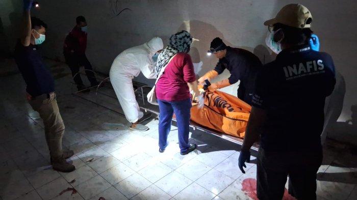 Proses evakuasi jasad TR gadis berusia 18 tahun asal Sendang, Kalimanyatan, Kabupaten Jepara yang ditemukan tewas membusuk di kosong bekas bengkel samping Alfamart Jalan Teuku Umar, Karangrejo, Gajahmungkur, Kota Semarang, Senin (9/12/2024) malam.
