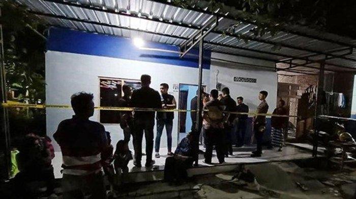 Proses evakuasi seorang pemuda 16 tahun ditemukan meninggal dunia di rumah neneknya, Dukuh Grasak, Desa Kismoyoso, Kecamatan Ngemplak, Kabupaten Boyolali, Selasa (30/7/2024)