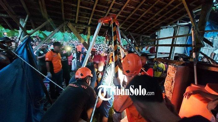 Proses evakuasi seorang pria di Jenar, Sragen yang ditemukan tewasdalam sumur dengan kedalaman 18 meter, Minggu (2/7/2023).