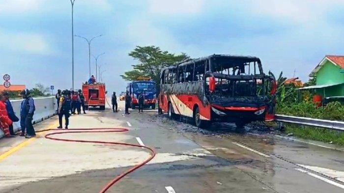 Proses pemadaman api yang membakar seluruh bagian bus Agra Mas yang terjadi di Dekat Pos Terpadu Exit Tol Adiwerna, Kabupaten Tegal, tepatnya KM 281 Ruas Tol Pejagan-Pemalang, pada Jumat (5/4/2024). Adapun pada peristiwa tersebut tidak ada korban jiwa karena dalam kondisi tidak mengangkut penumpang.