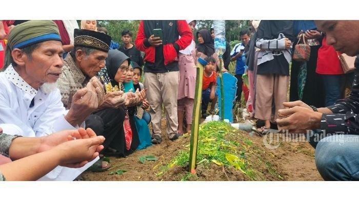 Proses pemakaman Nia Kurnia Sari (18), gadis penjual gorengan yang ditemukan terkubur tanpa busana di Padang Pariaman. Pihak kepolisian menduga Nia menjadi korban pembunuhan. 