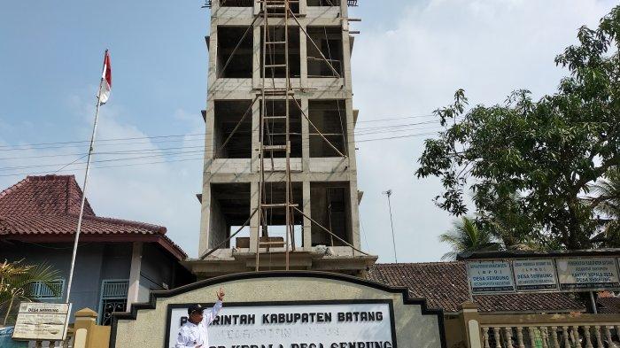 Kepala Desa Sembung, Kecamatan Banyuputih, Kabupaten Batang, saat menunjukkan proses pembangunan kantor desa 8 lantai, Kamis (22/6/2023)