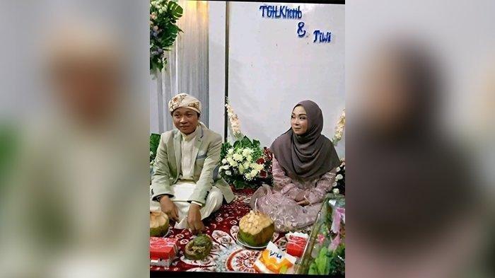 Momen prosesi lamaran Tuan Guru Haji (TGH) Khitbul Umam dan Tiwi di Desa Bungtiang, Kecamatan Sakra Barat, Kabupaten Lombok Timur