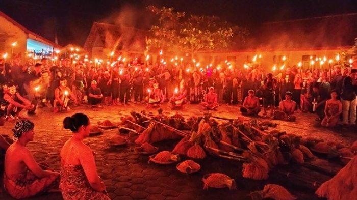 Prosesi Mbok Sri Mboyong Daringan, pada Kirab Obor Lamporan oleh sedulur sikep, di Desa Kediren, Kecamatan Randublatung, Kabupaten Blora, Jumat (15/03/2024)