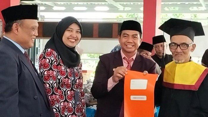 Prosesi wisuda Sekolah Lansia Batang. 