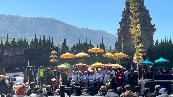 Prosesi ritual ruwat cukur rambut gimbal yang berlangsung di Candi Arjuna Banjarnegara pada gelaran event Dieng Culture Festival (DCF) 2024, Sabtu (24/8/2024).