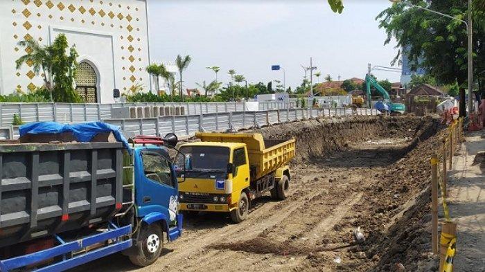 Suasana proyek Viaduk Gilingan yang berada di Kecamatan Banjarsari, Kota Surakarta.
