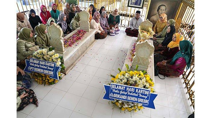 Puluhan Srikandi Semen Gresik melaksanakan agenda ziarah makam RA Kartini yang berada di Kecamatan Bulu, Kabupaten Rembang, Jawa Tengah (26/4).