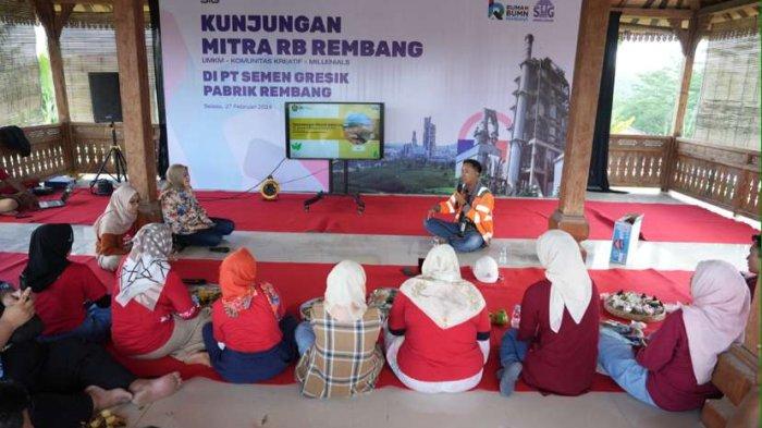 Puluhan UMKM, Konten Kreator, hingga Milenials Mitra Belajar Industri Hijau ke Semen Gresik di kawasan Pendopo Joglo Tani dan Edupark Pabrik Rembang, Selasa (27/2).