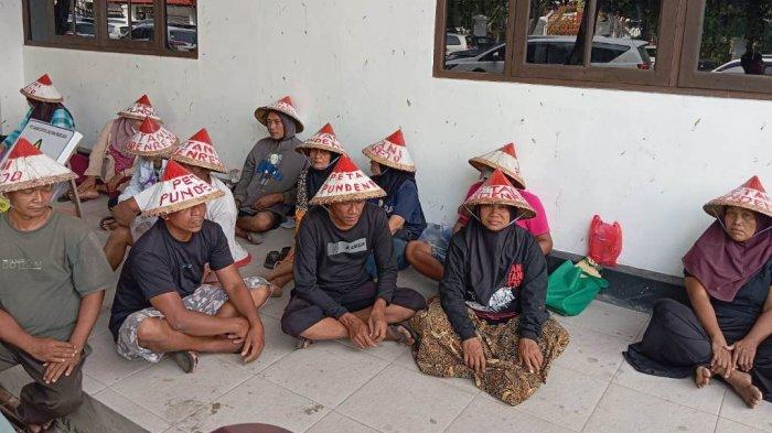DATANGI KANTOR BUPATI: Puluhan petani dari Desa Pundenrejo, Kecamatan Tayu, mendatangi Kantor Bupati Pati, Rabu (7/5/2025). Mereka bermaksud mengadu pada Bupati Pati Sudewo atas peristiwa dirobohkannya dua rumah petani oleh gerombolan orang tak dikenal (OTK).
