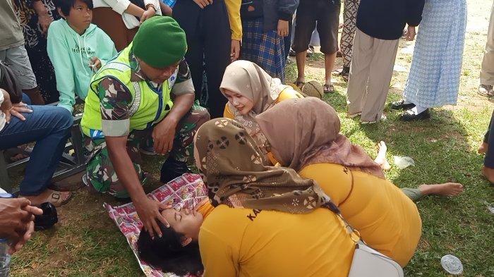 Puluhan warga terluka dan pingsan saat merebutkan durian yang diselenggarakan di Alun-alun Kajen, Kabupaten Pekalongan, Jawa Tengah