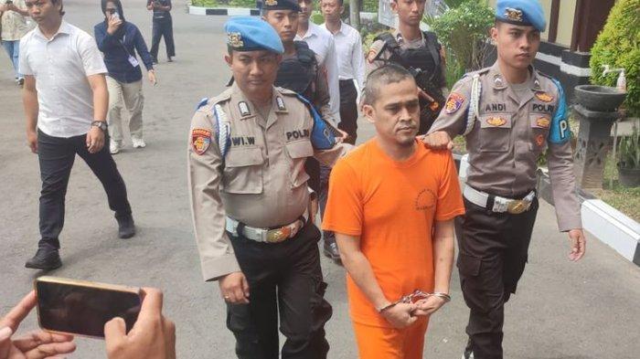 TM, tersangka kasus pungli sertifikasi PPG Agama Islam, saat digiring untuk konferensi pers di Polresta Magelang, Senin (23/9/2024).