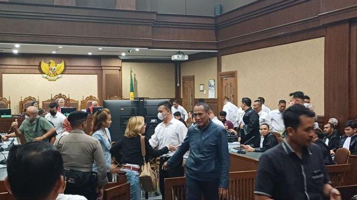 Mantan tahanan Komisi Pemberantasan Korupsi (KPK) Elviyanto (jaket biru)menyebut, praktek pungutan liar (Pungli) juga terjadi di Lembaga Pemasyarakatan (Lapas) Cibinong, Jawa Barat, Senin (2/9/2024).