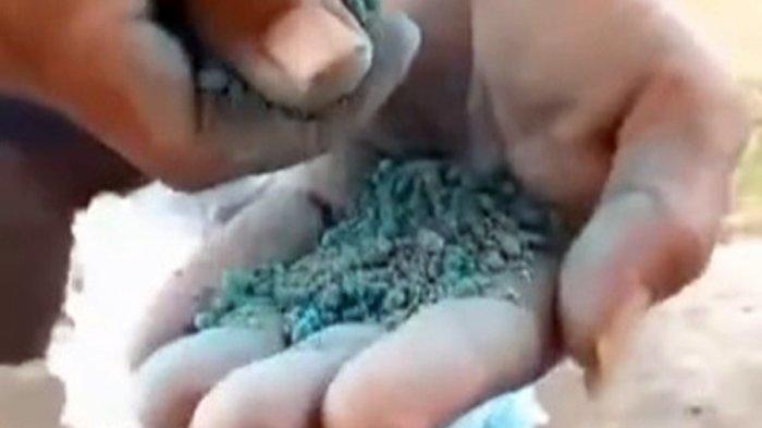 Warga Desa Watuagung, Kecamatan Tambak, Kabupaten Banyumas memperlihatkan isi pupuk NPK merek Mutiara yang ternyata pasir.