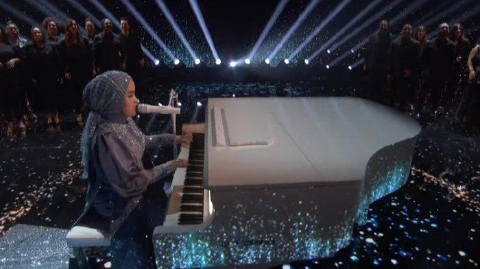 Putri Ariani saat tampil di babak final America's Got Talent 2023, Selasa (26/9/2023) waktu setempat. Disaksikan ibundanya yang menatap penuh haru
