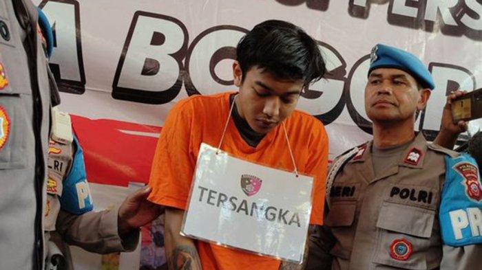 RA alias Alung (20) saat dihadirkan di Mapolresta Bogor Kota, Selasa (5/12/2023). (KOMPAS.com / Ramdhan Triyadi Bempah )