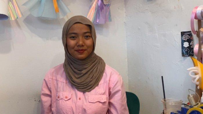 Flomma Flower berada di  Jalan Basudewo, Bulustalan, Kecamatan Semarang Selatan menawarkan rangkaian bunga berbahan dasar kawat bulu atau Pipe Cleaner.
