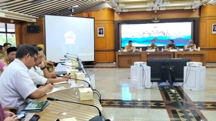 RAPAT KOORDINASI - Pemerintah Provinsi gelar rapat koordinasi penanganan banjir di Jawa Tengah, Senin (26/5/2025). Rapat dipimpin langsung Gubernur Jateng, Ahmad Luthfi.