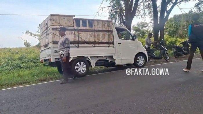 Anggota Dishub Takalar saat melakukan razia ilegal di Desa Bontomanai, Kecamatan Mangarabombang, Kabupaten Takalar, Jalan Poros Takalar-Jeneponto. Mereka langsung kabur saat didatangi wartawan.