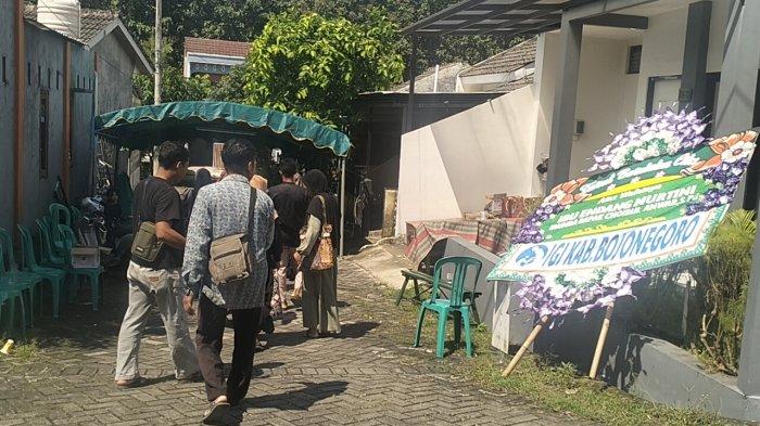 RUMAH DUKA - Suasana rumah duka Endang Murtini (60), di Perumahan Mutiara Blok B6-10, Balun, Kecamatan Cepu, Kabupaten Blora, korban meninggal dunia kecelakaan Tawangmangu, Karanganyar, Minggu (18/05/2025).