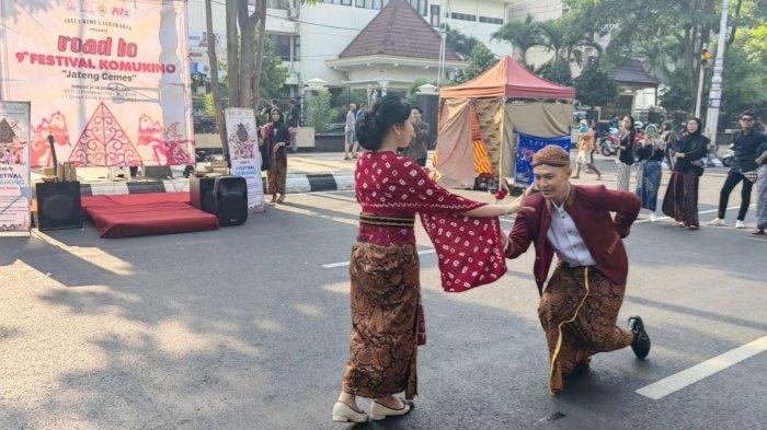 Ratusan Mahasiswa S1 Ilmu Komunikasi USM beraksi mengenalkan budaya tradisional Jawa Tengah di ajang CFD Semarang
