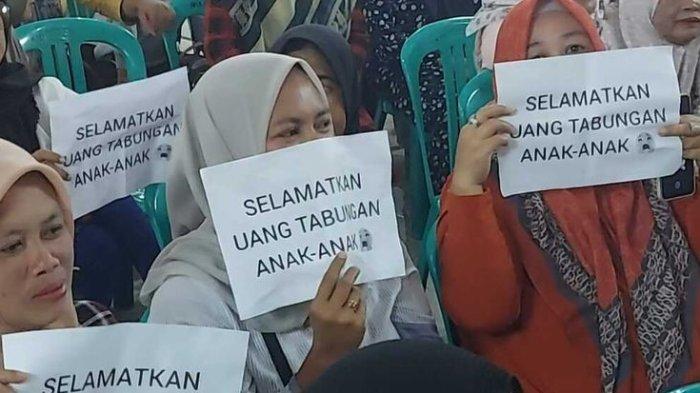 Ratusan ibu-ibu orangtua siswa SD di Tasikmalaya berunjukrasa menagih uang tabungan siswa Rp 800 juta ke esk Kepala Sekolahnya di Kantor Desa Pakemitan, Ciawi, Kabupaten Tasikmalaya, Jawa Barat, Sabtu (22/7/2023).