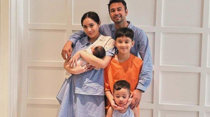 Reaksi Rayyanza dan Rafathar Saat Nagita Slavina Gendong Lily (Instagram Raffinagita1717)