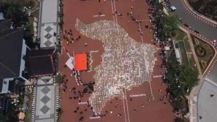 Rekor Muri Tumpeng di Karawang