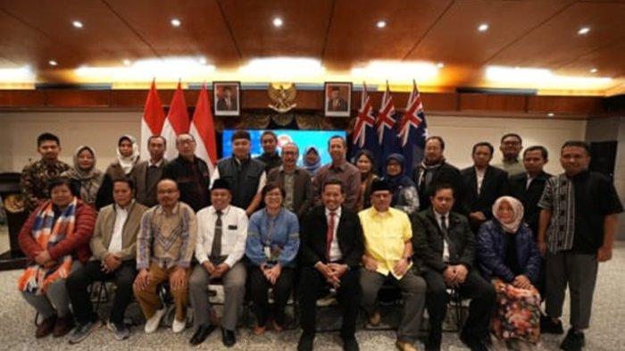 Rektor UIN Saizu Purwokerto, Profesor Ridwan (kanan) bersama Konjen Listiana Operananta (baju biru) dan Wakil Rektor II, Profesor Sulkhan Chakim serta Direktur Internasional Office, Dr. Mohamad Sobirin berfoto bersama. (Foto : UIN Saizu)