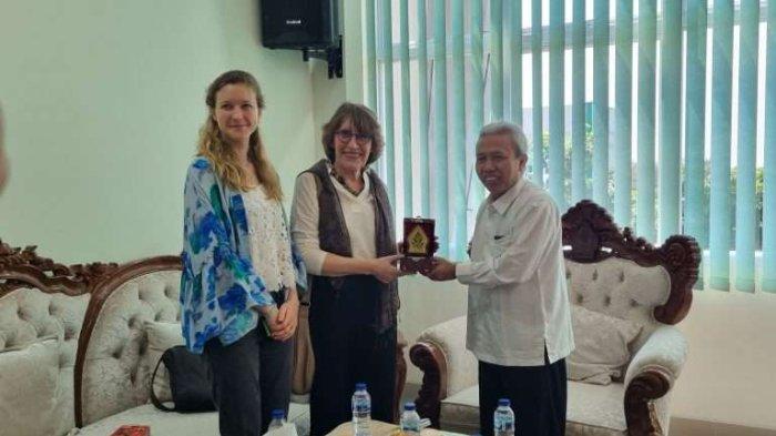 Rektor UIN Walisongo, Prof. Dr. Nizar, M.Ag bersama perwakilan Yayasan Collibri dari Belgia