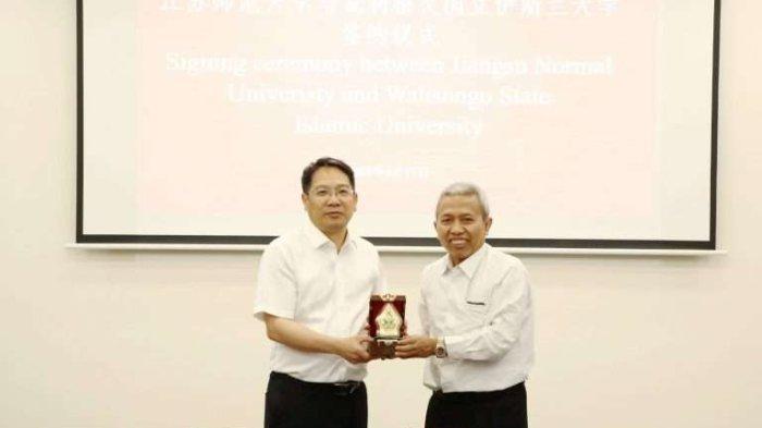 Rektor UIN Walisongo, Prof. Dr. Nizar , MAg menanda tangani nota kesepahaman (MoU) dengan President Jiangsu Normal University, Tiongkok, Prof. Zhou Ruguang, pada Senin 17 Juni 2024.