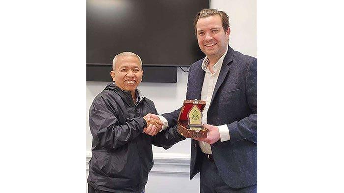 Rektor UIN Walisongo Prof.Dr.Nizar,M.Ag. dengan perwakilan dari Alwaleed Center, the University of Edinburgh Inggris.