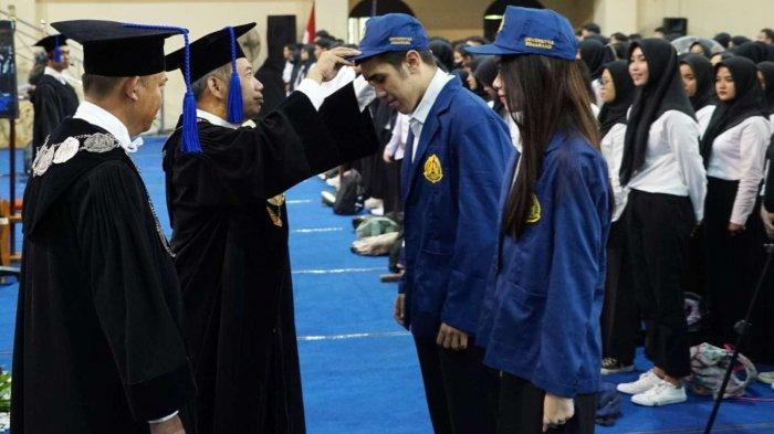 Rektor USM Dr Supari ST MT didampingi Wakil Rektor III USM Dr Junaidi pada saat acara Pakem USM
