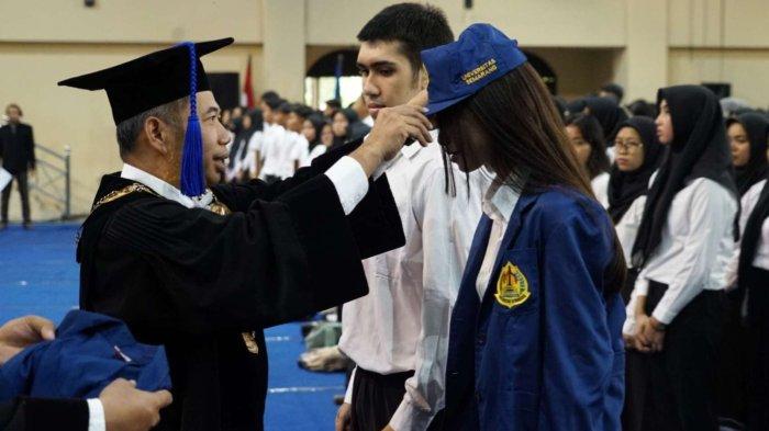 Rektor USM Dr Supari ST MT pada saat acara Pakem (Pengenalan Akademik dan Kemahasiswaan) di USM
