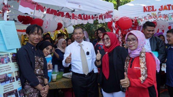 Rektor USM, Dr Supari (kemeja putih) pada saat kunjungan ke Bazar KKN PPM XXII sesi pertama di tiga kecamatan di Kota Semarang
