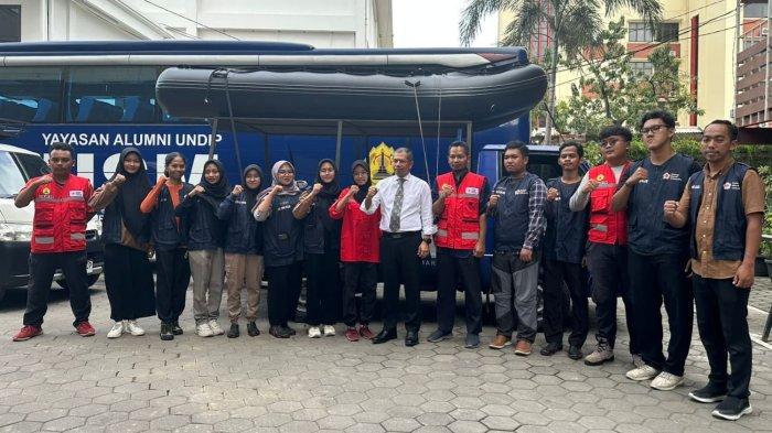 Rektor Universitas Semarang (USM) Dr Supari MT menerjunkan tim relawan dari Unit Kegiatan Mahasiswa (UKM) Korps Sukarela (KSR) PMI dan Forum Komunikasi Mahasiswa Islam (Fokmi) untuk membantu korban banjir di Grobogan pada Selasa, 21 Januari 2025.